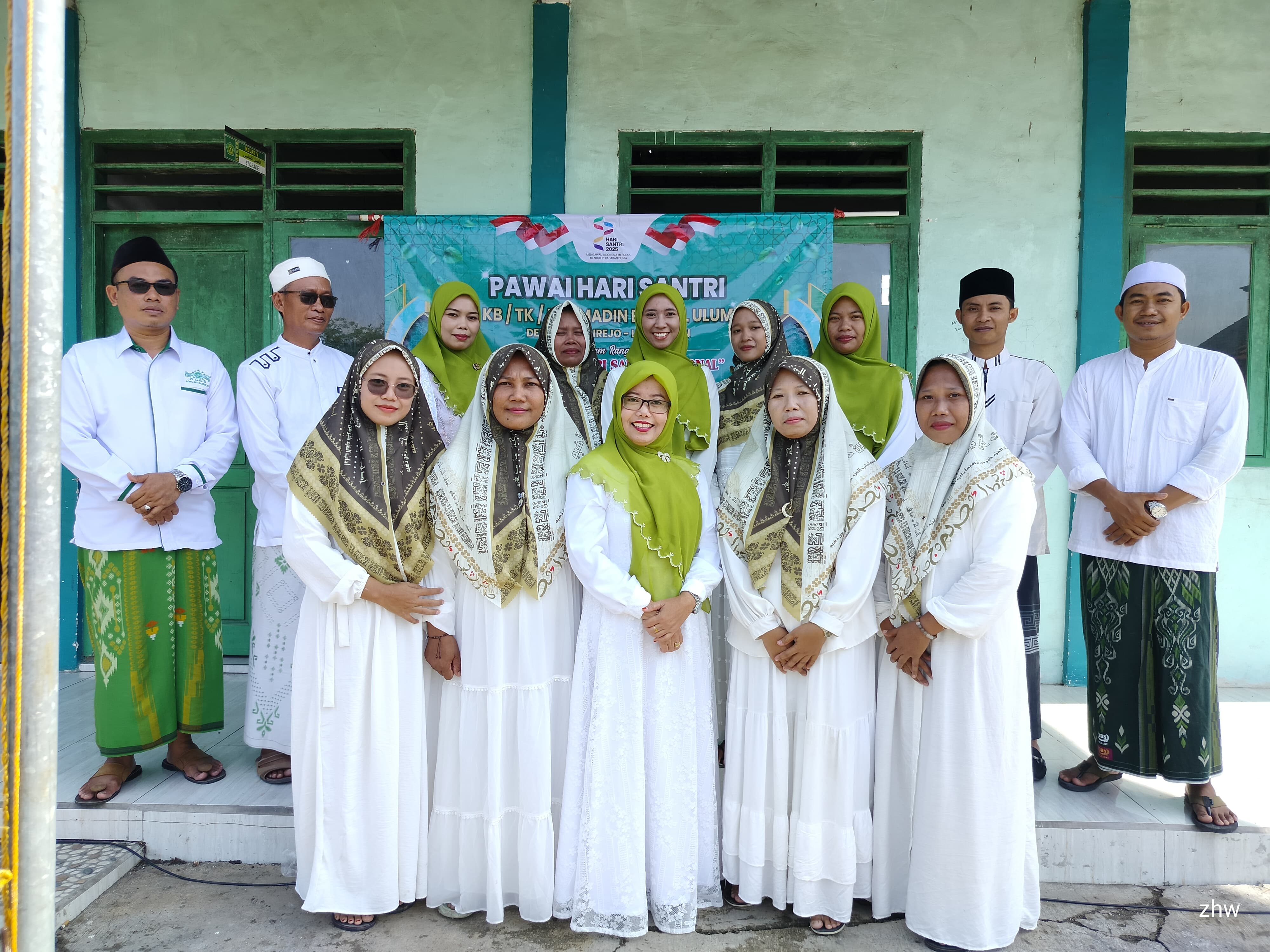 Meneguhkan Jiwa Santri, MI Bahrul Ulum Dermo Sarirejo Selenggarakan Upacara Hari Santri Nasional 2025 dengan Penuh Khidmat